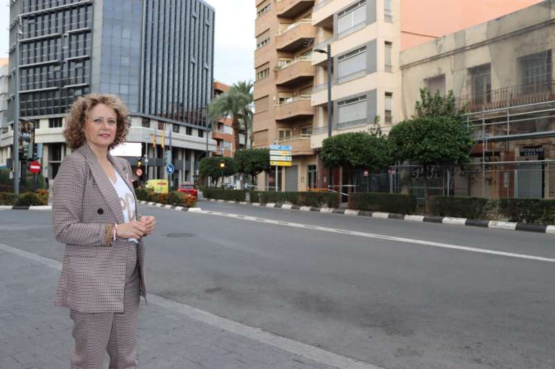 La alcaldesa, Amparo Folgado, en el derribo de la casa. EPDA
